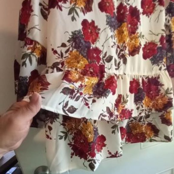 Ruffle and Bell Sleeves Flower print blouse - Picture 5 of 5